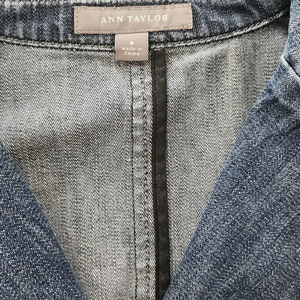 Ann Taylor Denim Jacket Womens Size 8 Blue Front Buttons & Pockets